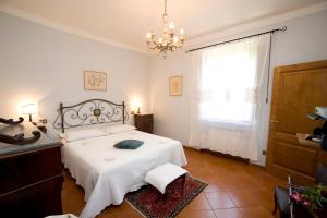 Tempat tidur dalam kamar di B&B Il Pettirosso di Siena