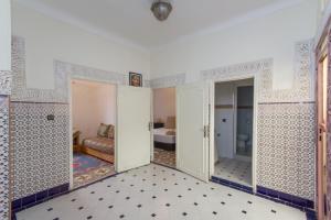 une pièce vide avec une chambre dans l'établissement House Zitouna, à Marrakech