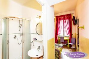 W łazience znajduje się prysznic i umywalka. w obiekcie Dream Station w Rzymie