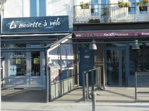 een winkel voor een gebouw met een bord erop bij Appartement vue sur le port de Dieppe in Dieppe