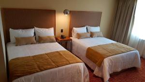 Un pat sau paturi într-o cameră la Hotel Las Lengas