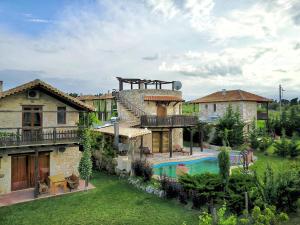 Bazén v ubytování Fruit Garden Villas nebo v jeho okolí