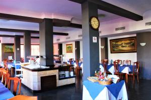 Reštaurácia alebo iné gastronomické zariadenie v ubytovaní Hotel Marbel