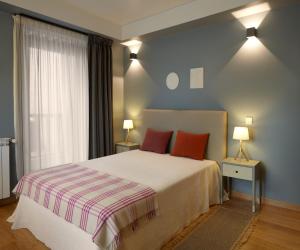 サブゲイロにあるAbrigo da Montanha - Alojamento Familiarのベッドルーム1室(赤い枕2つ付きのベッド1台付)