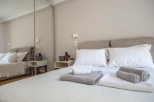 Säng eller sängar i ett rum på Acropolis Museum - Modern Living [II]