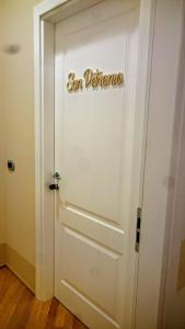 ボローニャにあるカーサ イゾラーニ ピアッツァ マッジョーレの白い扉