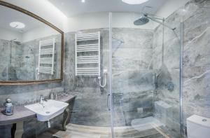 łazienka z prysznicem i umywalką w obiekcie Sea Sail Apartments w mieście Sopot +34 zdjęcia