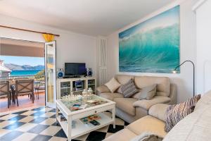 una sala de estar con un sofá y una mesa en Apartment Sa Fornera, en Alcudia