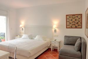 Кровать или кровати в номере Hotel Malaga Picasso