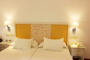 Кровать или кровати в номере Hotel Malaga Picasso