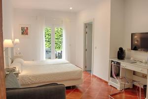 Кровать или кровати в номере Hotel Malaga Picasso