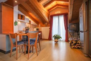 a kitchen and dining room with a table and chairs at Villa Gioiosa in Piantedo