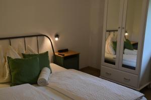 Postel nebo postele na pokoji v ubytování GRÜNER HEINRICH - Bett&Frühstück