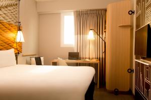 A television and/or entertainment centre at ibis Lima Reducto Miraflores