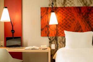 A bed or beds in a room at ibis Lima Reducto Miraflores