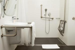 A bathroom at ibis Lima Reducto Miraflores
