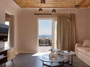אזור ישיבה ב-Incognito Beach Villa Santorini