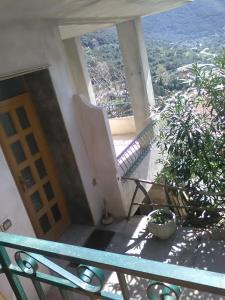 ドルガーリにあるCasa Sacu, tra mare e montagnaの家のバルコニーからの眺め
