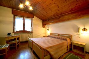 Säng eller sängar i ett rum på Hotel Edelweiss