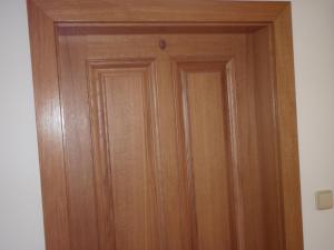 una puerta de madera en la esquina de una habitación en Penzion U Blatce, en Nové Hrady