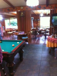 Una mesa de billar en Rio Maullin Lodge