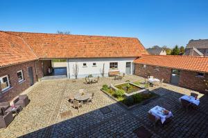 an overhead view of a patio with tables and chairs at Wellness B&B De Zevenslaper in Geetbets