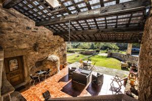 vistas al exterior de una casa de piedra con techo de madera en A Casa da Gandara, en Camariñas