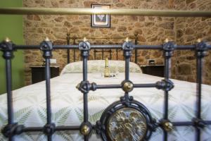 1 cama con edredón blanco y negro en A Casa da Gandara en Camariñas