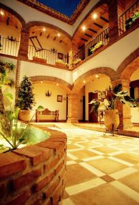 謝拉德埃瓜斯的住宿－安達盧西亞鄉村酒店，一座带游泳池的室内庭院,位于一座建筑中