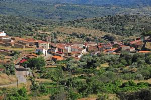 Vue aérienne d'un petit village sur une colline dans l'établissement Posada de Los Aceiteros, à Ahigal de los Aceiteros