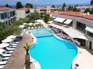 Bazén v ubytování Renaissance Hanioti Resort nebo v jeho okolí