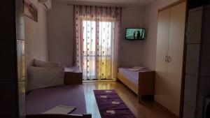 TV a/nebo společenská místnost v ubytování Apartments Alissa