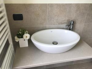 A bathroom at Corte di Pellio