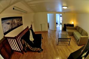 sala de estar con escalera y sofá en Refuge du Vieux Bourg en Le Châtelard