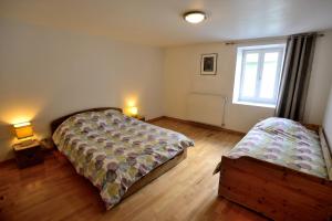 Un pat sau paturi într-o cameră la Refuge du Vieux Bourg
