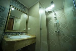 Bilik mandi di Boulevard Hotel