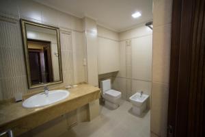 Bilik mandi di Boulevard Hotel