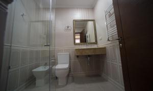 Bilik mandi di Boulevard Hotel
