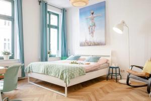 1 dormitorio con 1 cama y una pintura en la pared en Enjoy Leipzig en Leipzig