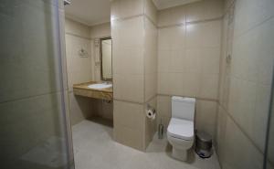 Bilik mandi di Boulevard Hotel