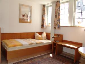 ein kleines Schlafzimmer mit einem Bett und einem Waschbecken in der Unterkunft Bella Citta Vecchia in Limburg an der Lahn
