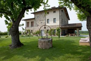 a large stone building with a tree in the yard at Massoni Bed and Breakfast in Peschiera del Garda