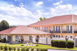 un edificio con una valla delante en Days Inn by Wyndham Augusta Wheeler Road, en Augusta