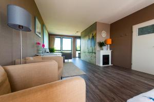 - un salon avec un canapé et une cheminée dans l'établissement B&B Beach Inn, à Scheveningen
