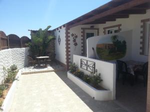a house with a patio with a table and chairs at Appartamento Vincenzina in Lampedusa