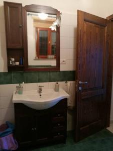 La salle de bains est pourvue d'un lavabo et d'un miroir. dans l'établissement Garden Bijou with Sea View, à Vietri