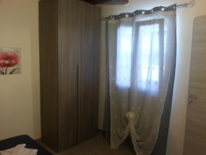 a room with a shower with a curtain at Appartamento Vincenzina in Lampedusa