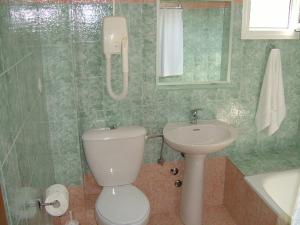 Łazienka z białą toaletą i umywalką w obiekcie Estelle Hotel w mieście Gerakini