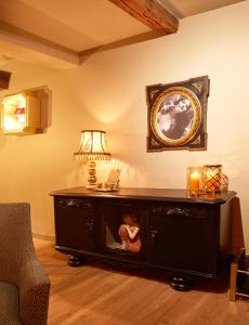 a living room with a table with a lamp on it at Maison Au Cheval Noir in Maastricht