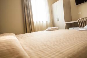 a large bed in a room with a window at Affittacamere Dell'Autista in Brugnato